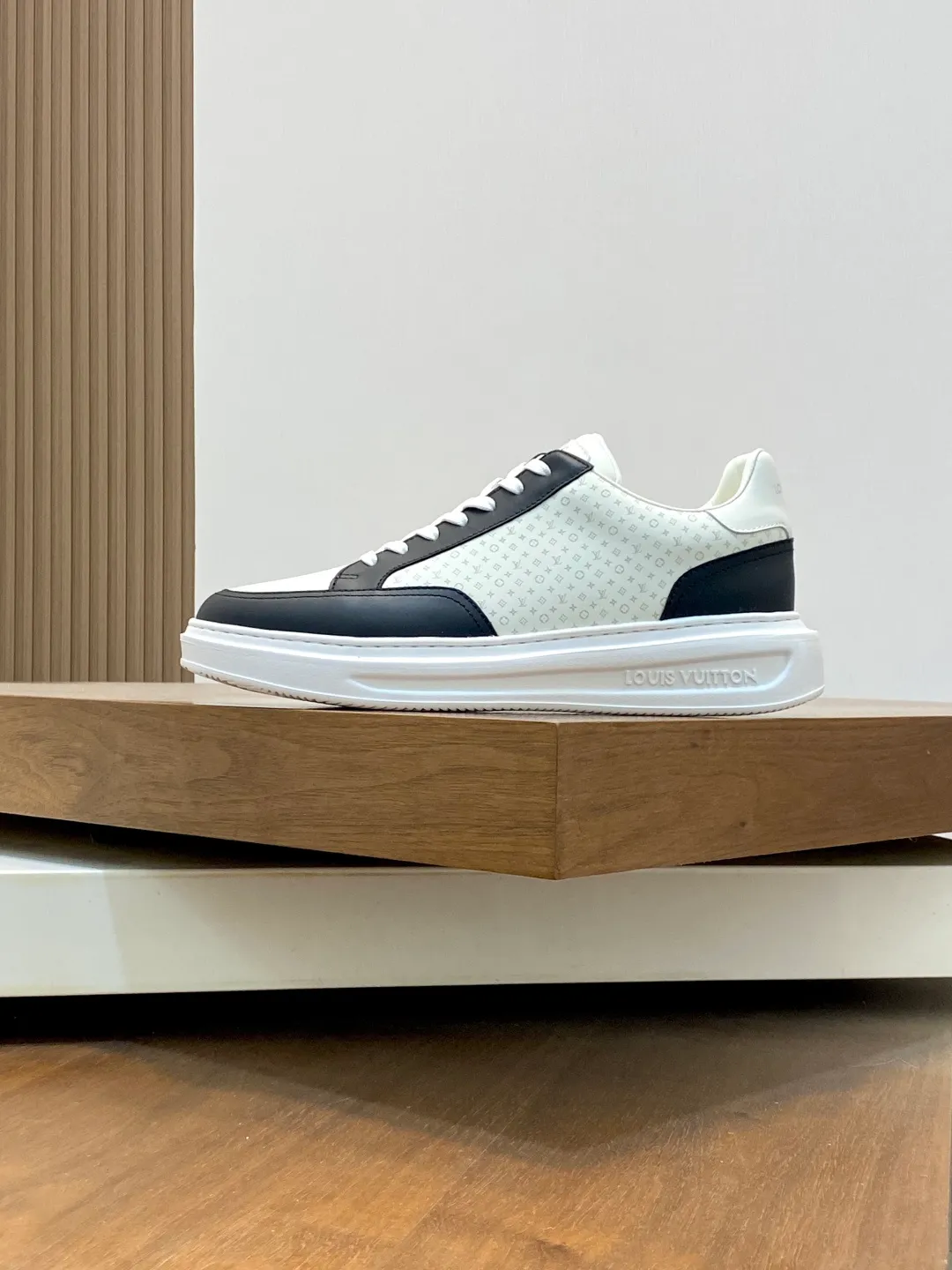 Factory price: 400💰LV🆕 New men's high-end casual sports shoes, using imported first-layer cowhide silk-screened brand lougou, original ultra-light men's shoes 💰u outsole, wear-resistant and comfortable, Monogram lougou embellished rubber outsole, breathable mesh lining, versatile classic style! Size: 38-44 (.45, 46 customized)
